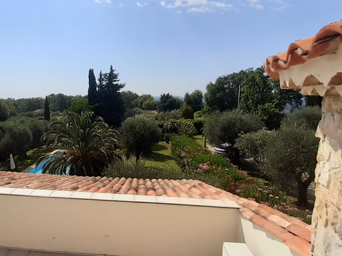 Dachterrasse mit Blick auf den Garten