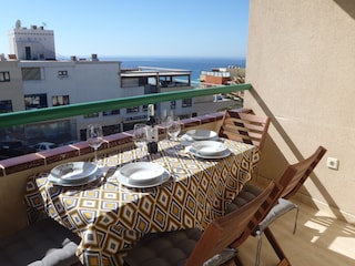 Terrasse mit Meerblick, sehr sonnig