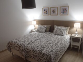 Schlafzimmer mit zwei Einzelbetten, 0,90