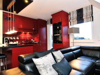 Wohnzimmer mit großer Ledercouch