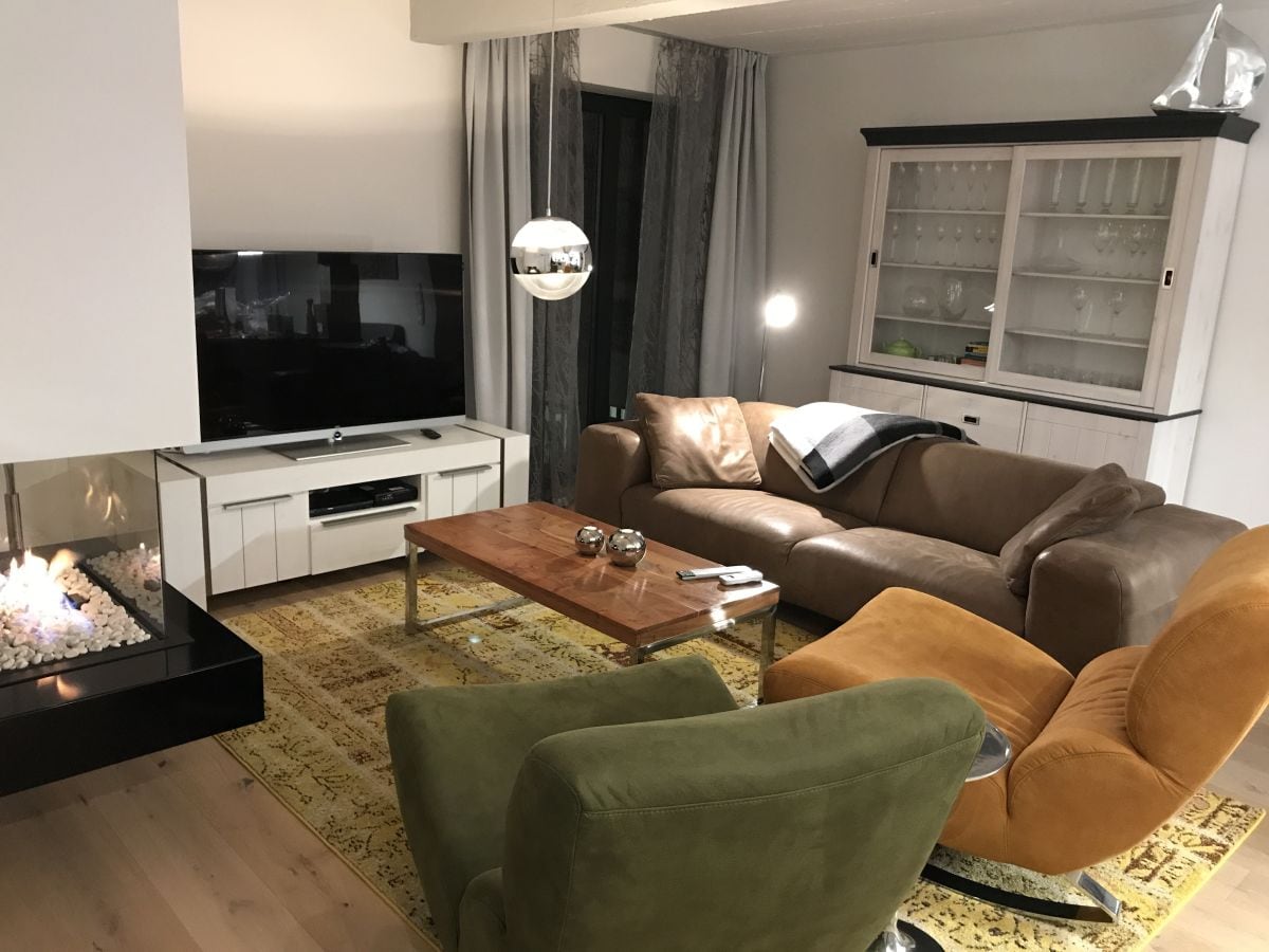 Wohnzimmer mit großem Loewe-TV