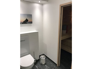 2. Toilette, rechts Eingang zur Sauna