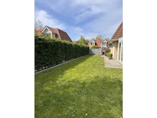 Sorgfältig umzäuntes Grundstück