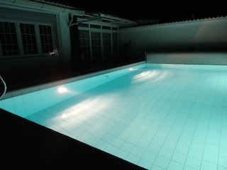 Pool bei Nacht