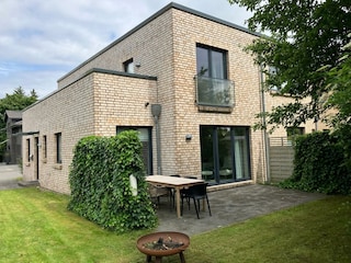 Rückansicht, Terrasse und Garten