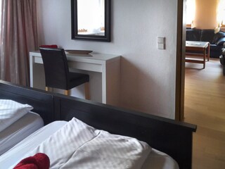 Blick vom Schlafzimmer zum Wohnbereich