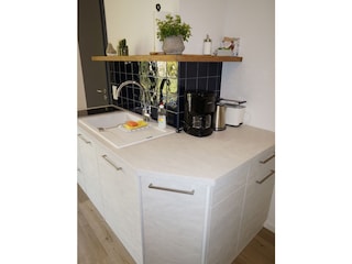 Küche mit Kaffeemaschiene, Toaster & Wasserkocher