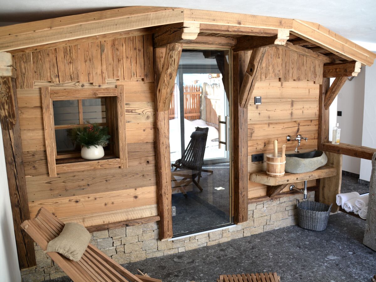 Wellnessbereich mit Altholz-Sauna