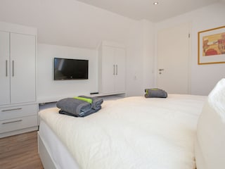 Schlafzimmer mit Einbauschrank u. TV