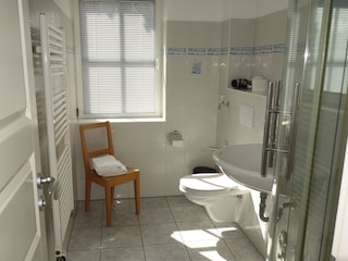 Bad unten mit großer Runddusche