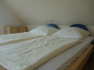 Schlafzimmer oben. 2 Matratzen à 90 cm.