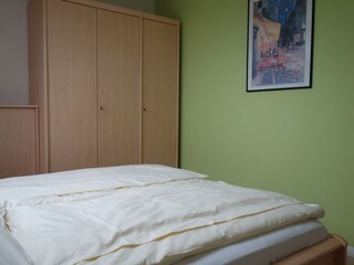 Schlafzimmer unten mit viel Stauraum