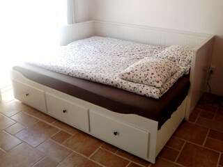 im oberen 2.Zimmer gibt es 2 dieser Schlafmöglichkeiten