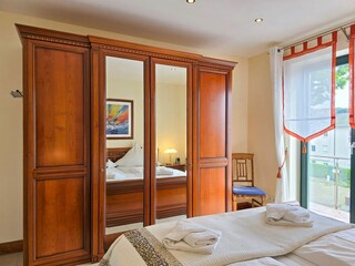Großer Kleiderschrank mit Safe