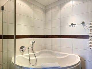 Badezimmer mit Wanne und Dusche