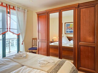 1. Schlafzimmer mit Kleiderschrank und Safe