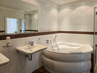 1. Badezimmer mit Wanne und Dusche