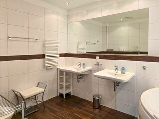 1. Badezimmer mit 2 Waschtischen