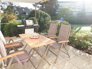 Terrasse mit Gartenmöbeln, Markise