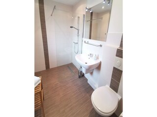 Bad mit Dusche, WC und Fenster