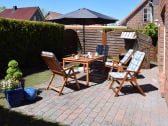 Terrasse mit Gartenmöbeln und Strandkorb