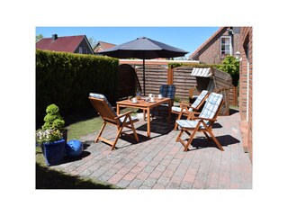 Terrasse mit Gartenmöbeln und Strandkorb