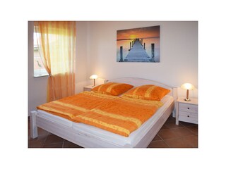 Schlafzimmer mit Doppelbett im Erdgeschoss