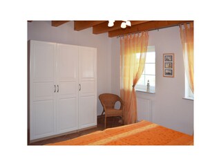 Schlafzimmer im EG mit Doppelbett und Schrank