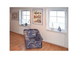 Schlafzimmer im OG mit Sessel und Deichblick