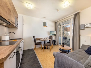 Das Wohnzimmer mit Eßbereich.