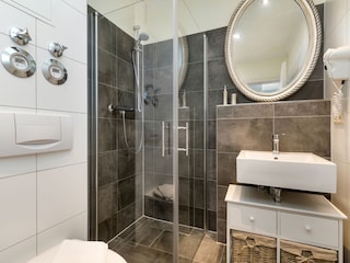 Das moderne Duschbad mit bodengleicher Dusche.