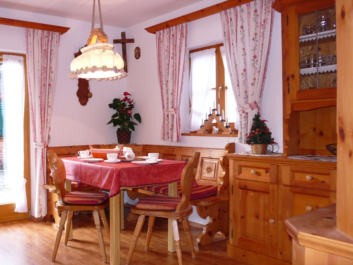 Cosy dining area in the eat-in kitchen