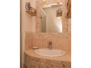 Kleines mediterranes Bad mit Dusche / WC sep