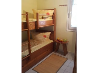 Kinderschlafzimmer (2 x  100 x 200  cm) mit Fenster