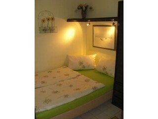 Elternschlafzimmer (140 x 200 cm) mit Fenster