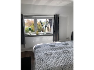 Schlafzimmer mit Boxspringbett
