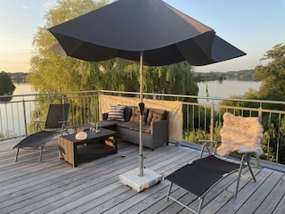 Dachterrasse mit Schirm, demnächst mit festem Pavillio