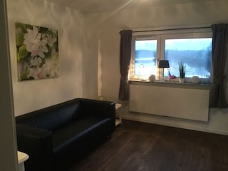Schöne Wohnecke mit Flachbildfernseher