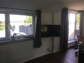 2 Flachbildfernseher, hier sieht man den Designfussbode