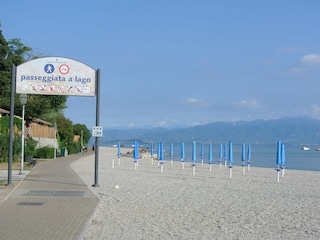 Strandpromenade und Strand mit Liegestuhlverleih