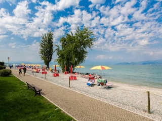 Der Strand und die Strandpromenade direkt davor