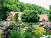 Das Ferienhaus in der Plütenpracht des Gartens