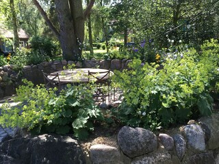 Steinwall im Garten