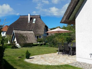 Blick auf die Terrasse und den Garten