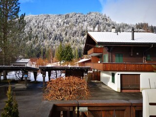 Blick vom Balkon auf den Ausläufer des Betelbergs