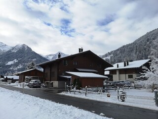 Mittelstraße mit Einfahrt  zum Chalet Pirol (rechts)