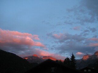 Sonnenuntergang genießen auf dem Balkon