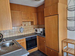 Küche mit Backofen, Ceranfeld, Mikrowelle  Kaffeemaschi