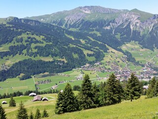 Das Tal von Lenk vom Bühlberg aus mit Blick auf den Bet