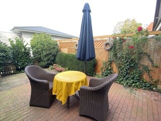 Bitte Platz nehmen auf der gemütlichen Terrasse